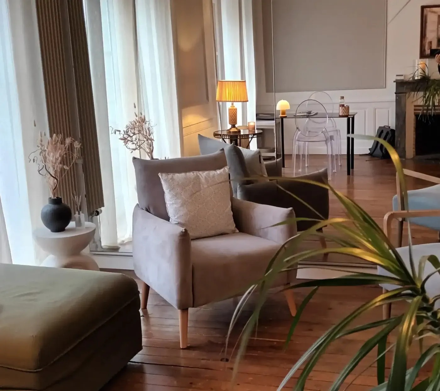 Le salon du cabinet de sophrologie : fauteuils, lumiere douce et parquet ancien